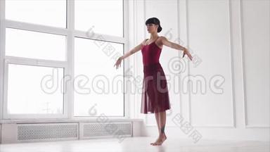 现代舞者站在白色的大厅里表演经典的芭蕾<strong>舞姿</strong>势